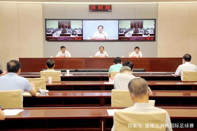 黄多多乌镇戏剧节亮相，优雅背影引发关注